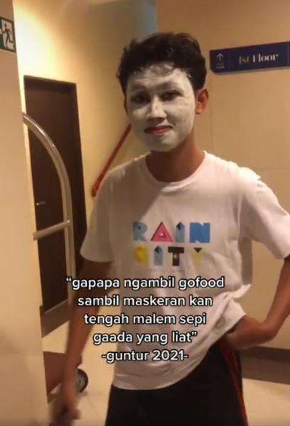 Momen kocak pemuda kepergok pakai masker wajah malam-malam.