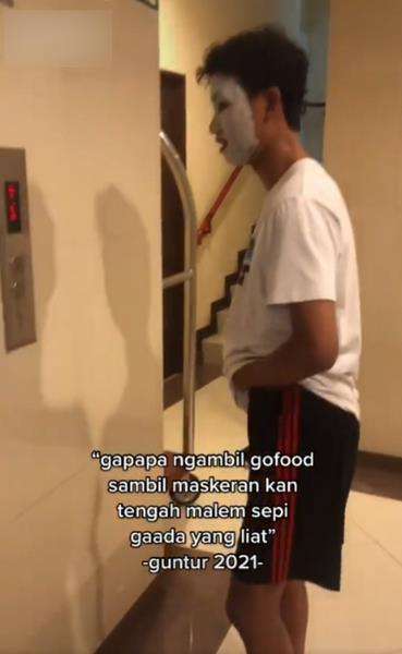 Momen kocak pemuda kepergok pakai masker wajah malam-malam.