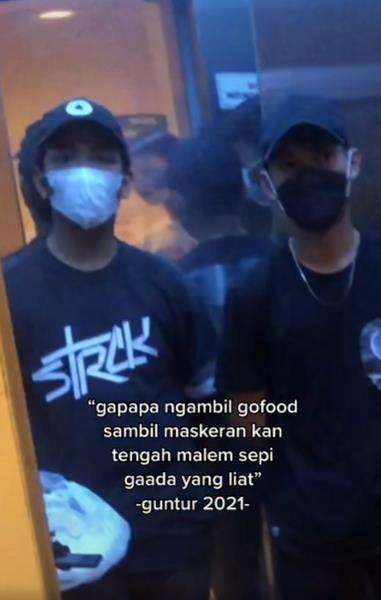 Momen kocak pemuda kepergok pakai masker wajah malam-malam.