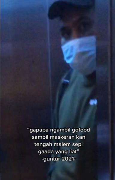 Momen kocak pemuda kepergok pakai masker wajah malam-malam.