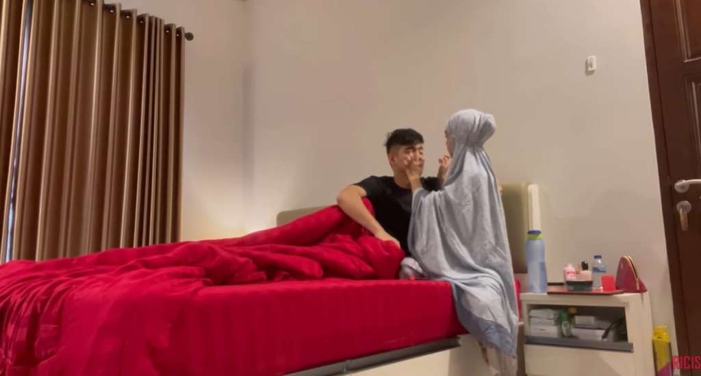 Ricis pakaikan masker mata ke suami