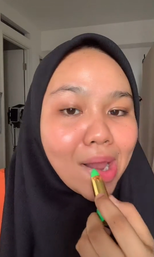 Memakai 'Lipstik Arab'