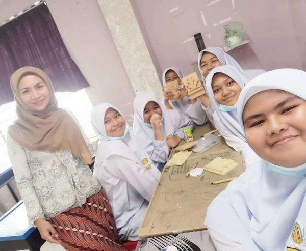 Ibu guru cantik ini bikin siswa dan netizen betah berlama-lama menatapnya.