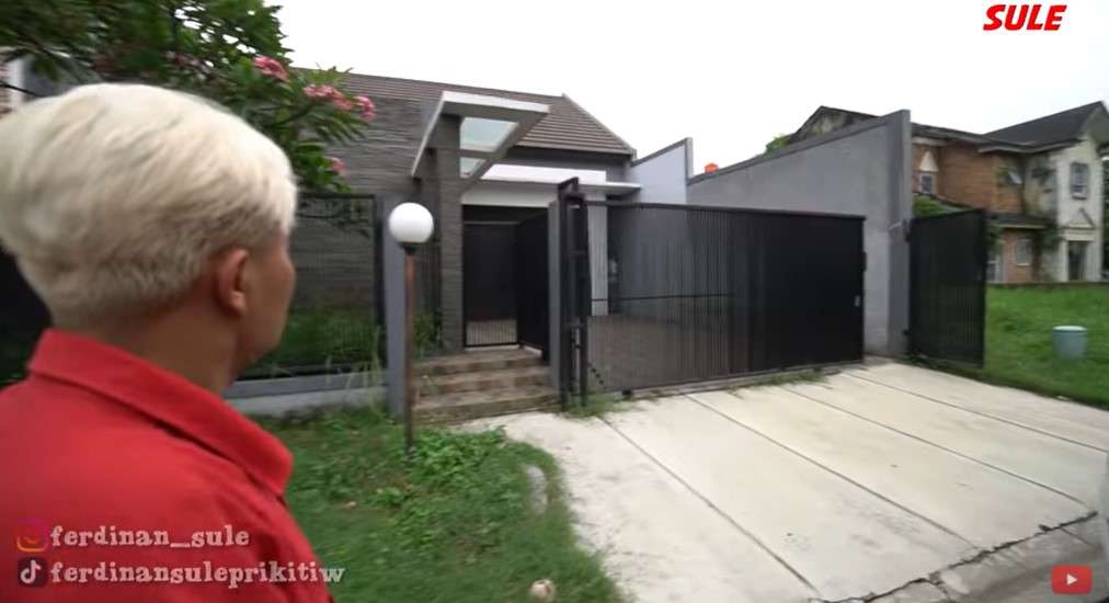 Penampakan depan pagar rumah