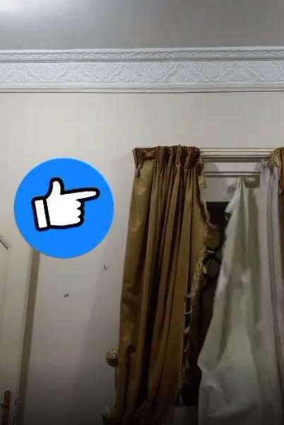 Tinggal sendirian, gorden rumah di Madinah terbuka sendiri tiap malam.