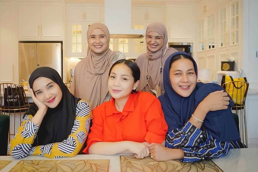 Paula bersama keempat sahabatnya