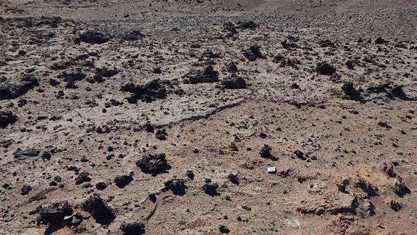 Lanskap Gurun Atacama penuh dengan pecahan kaca yang asal-usulnya misterius.