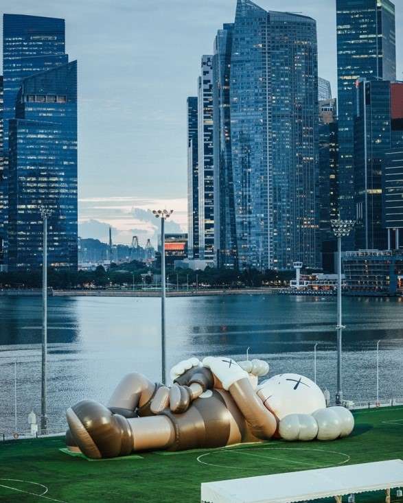 Ada Pemandangan Unik, Patung Raksasa KAWS:HOLIDAY Bikin Marina Bay Makin Cantik