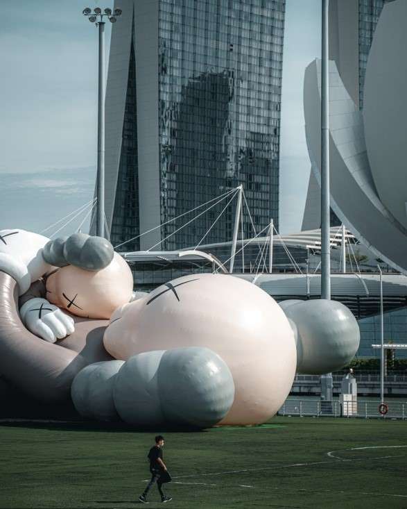 Ada Pemandangan Unik, Patung Raksasa KAWS:HOLIDAY Bikin Marina Bay Makin Cantik