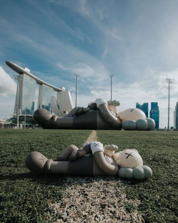 Ada Pemandangan Unik, Patung Raksasa KAWS:HOLIDAY Bikin Marina Bay Makin Cantik
