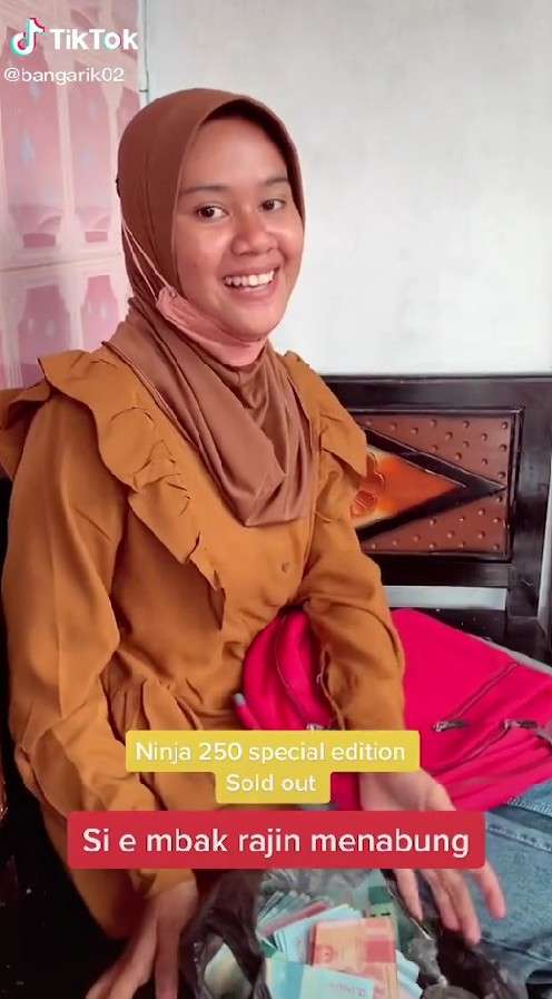 Wanita beli motor sport