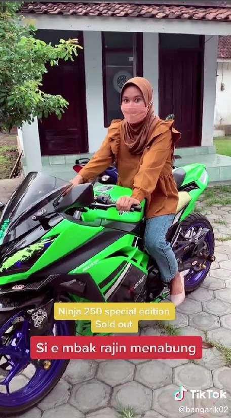 Wanita beli motor sport