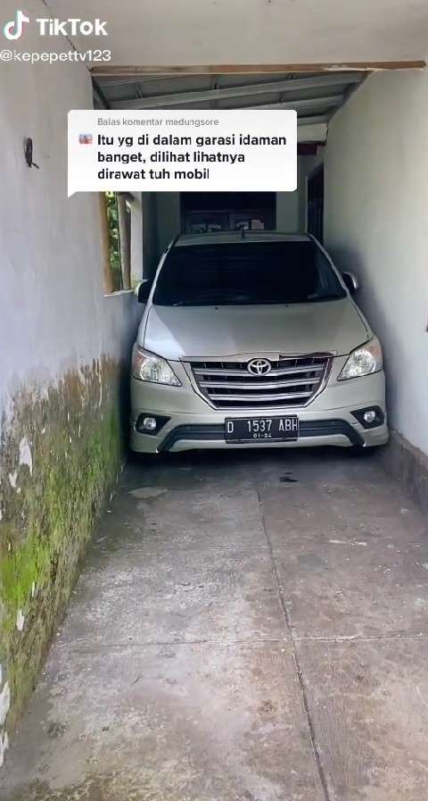 Mobil terparkir di garasi Mobil terparkir di garasi