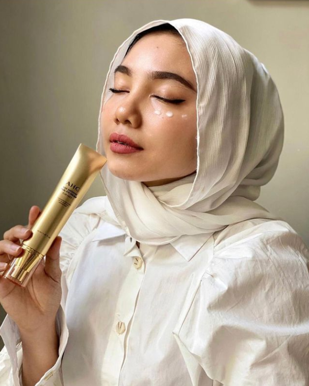 Memakai AHC Essential Real Eye Cream For Face