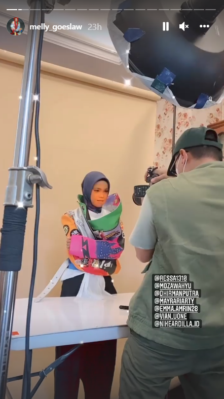 Melly Goeslaw Make Over Sosok yang Mirip Nike Ardilla
