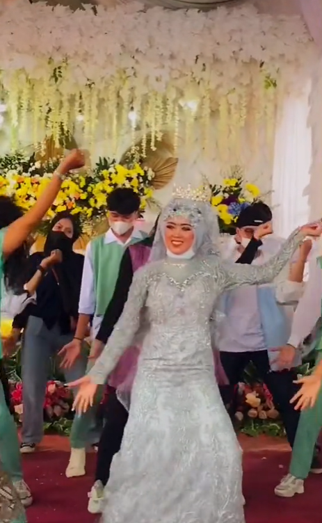 Pengantin Wanita Menari di Acara Pernikahan