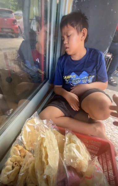 Cerita bocah penjual kerupuk terkantuk-kantuk saat jualan di emperan restoran.