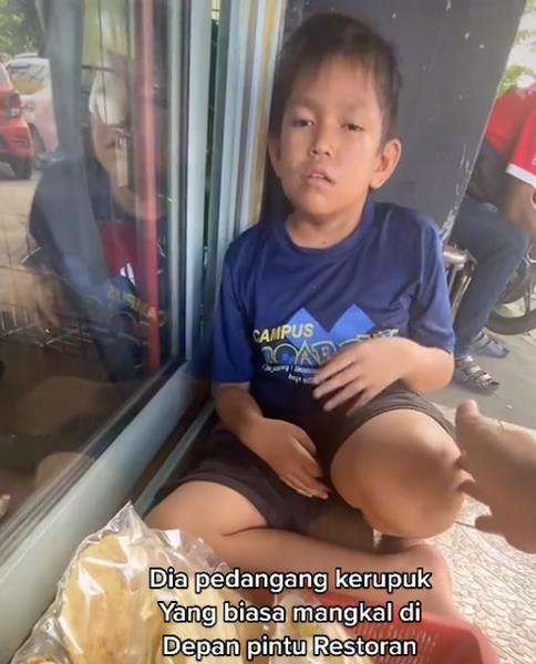 Cerita bocah penjual kerupuk terkantuk-kantuk saat jualan di emperan restoran.