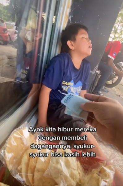 Cerita bocah penjual kerupuk terkantuk-kantuk saat jualan di emperan restoran.