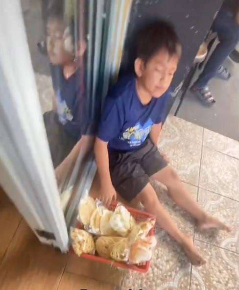 Cerita bocah penjual kerupuk terkantuk-kantuk saat jualan di emperan restoran.