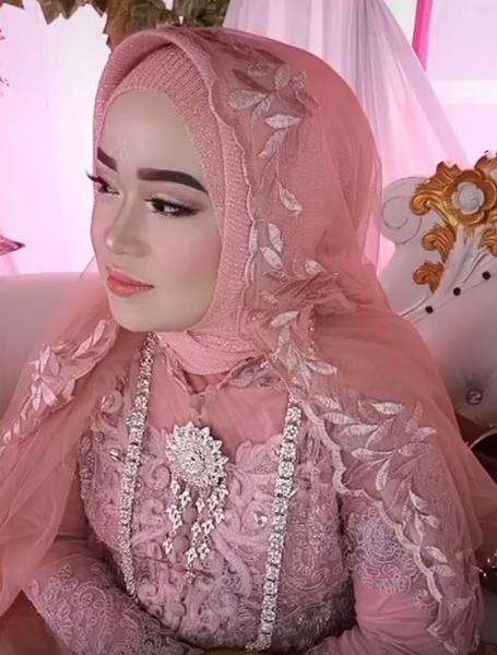 Gelar Acara Sunatan untuk Anak, Riasan Ibunya Malah Mirip Pengantin Baru