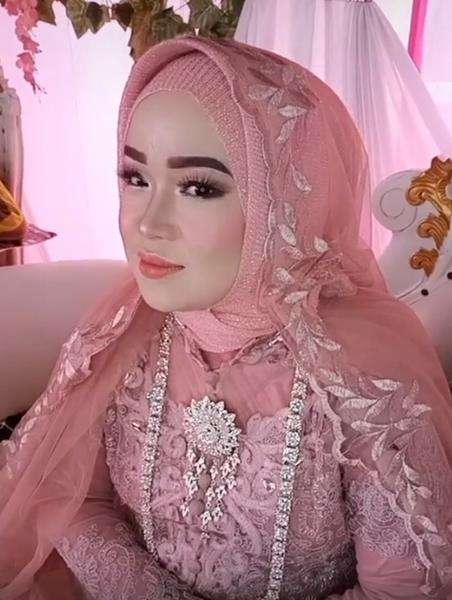 Gelar Acara Sunatan untuk Anak, Riasan Ibunya Malah Mirip Pengantin Baru