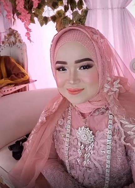 Gelar Acara Sunatan untuk Anak, Riasan Ibunya Malah Mirip Pengantin Baru