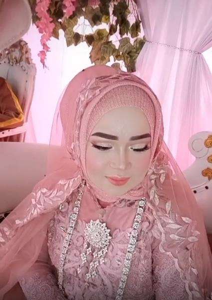 Gelar Acara Sunatan untuk Anak, Riasan Ibunya Malah Mirip Pengantin Baru
