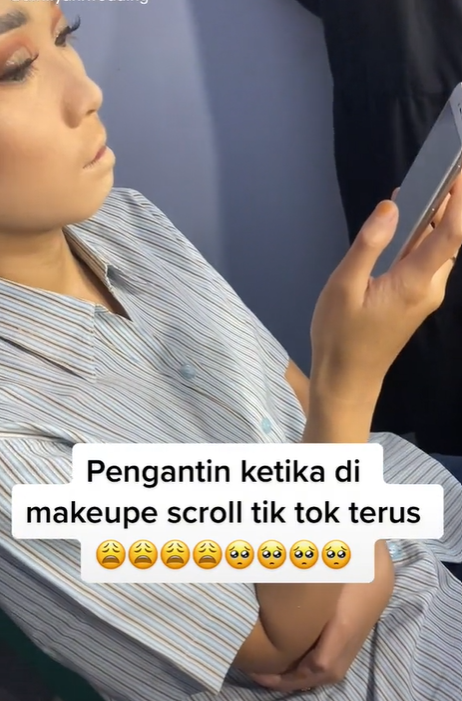 Pengantin Bermain Ponsel Saat Dirias