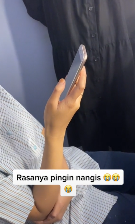 Pengantin Bermain Ponsel Saat Dirias