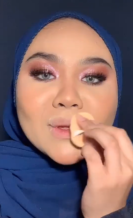 Mengaplikasikan Bedak Tabur ke Seluruh Bibir
