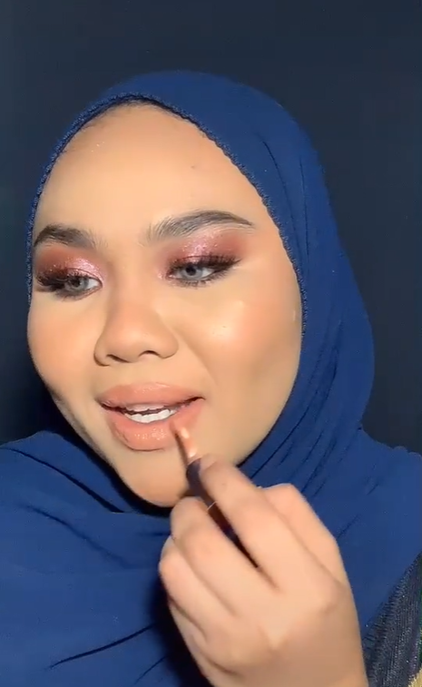 Memakai Lip Gloss