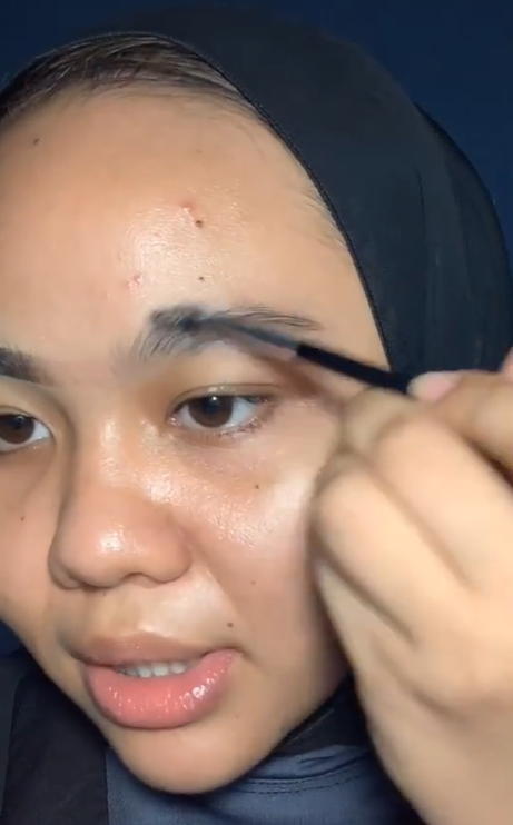Merapikan Alis Menggunakan Spoolie