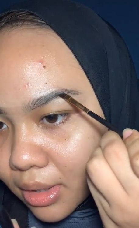 Memakai Brow Pomade
