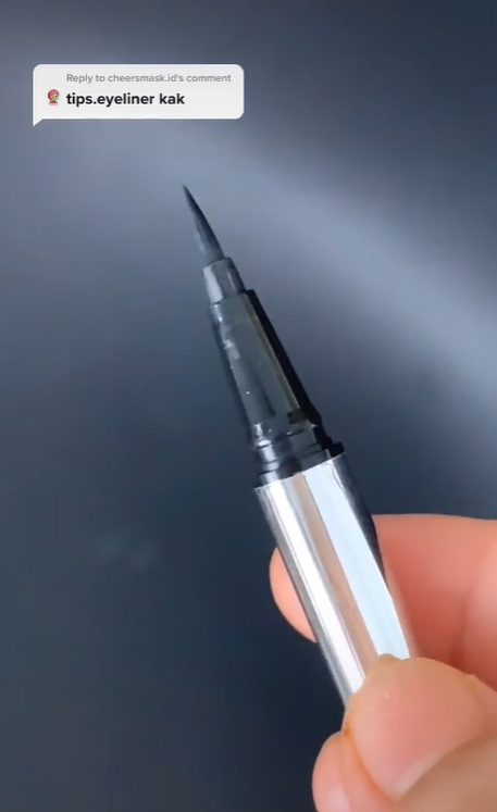 Memakai Eyeliner