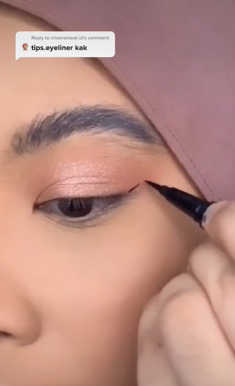 Memakai Eyeliner