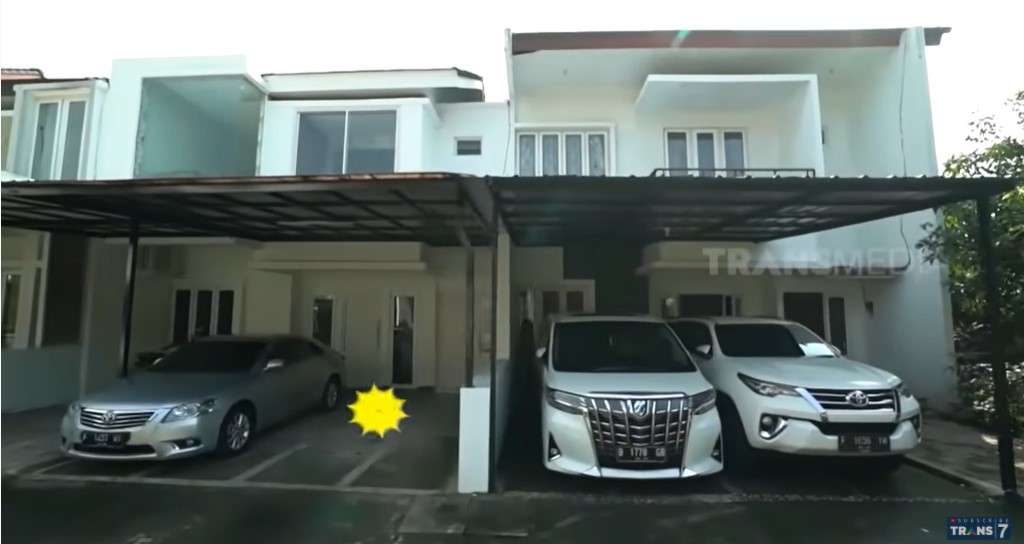 Penampakan Depan rumah Dinar Candy Penampakan Depan rumah Dinar Candy