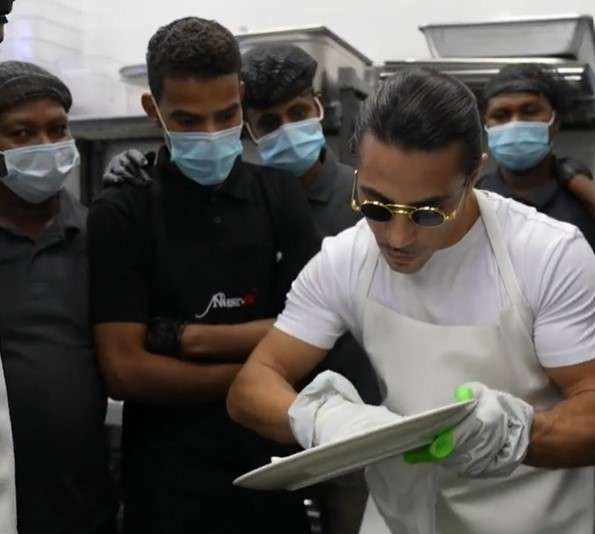 Salt Bae cuci piring