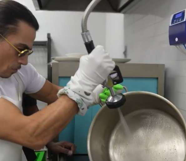 Salt Bae cuci panci