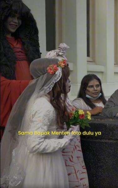 Hantu 'cabe-cabean' minta foto bareng sama Erick Thohir.