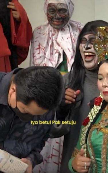 Reaksi Erick Thohir diajak foto cabe-cabean sama kumpulan hantu.