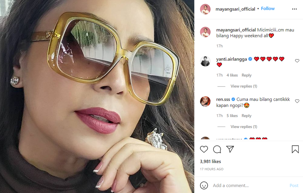 Mayangsari Memakai Lipstik
