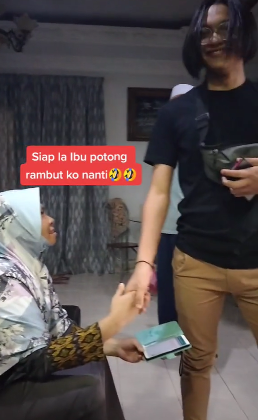 Anak Laki-laki Potong Rambut