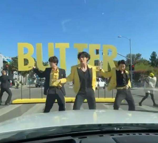 BTS sedang tampil di jalanan Los Angeles, Amerika Serikat.