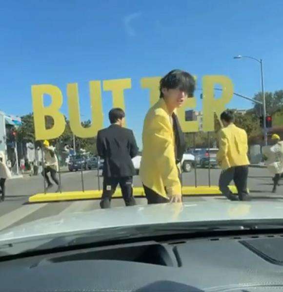 BTS sedang tampil di jalanan Los Angeles, Amerika Serikat.