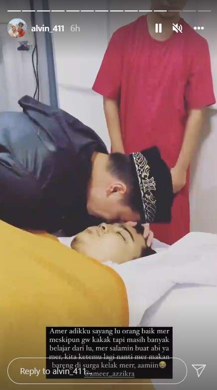 Alvin Faiz mencium adiknya