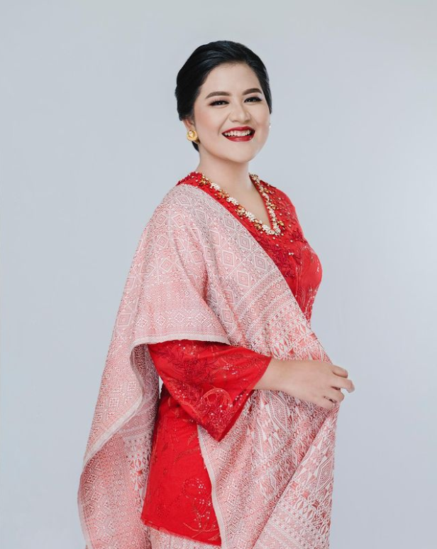 Penampilan Kahiyang Ayu Ketika Memakai Kain Ulos