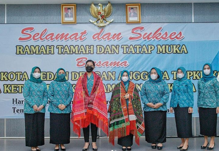 Penampilan Kahiyang Ayu Ketika Memakai Kain Ulos