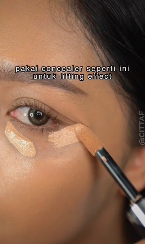 Mengaplikasikan Concealer
