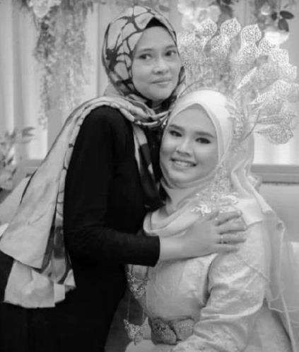 Nadia (duduk) berpose dengan ibunya.